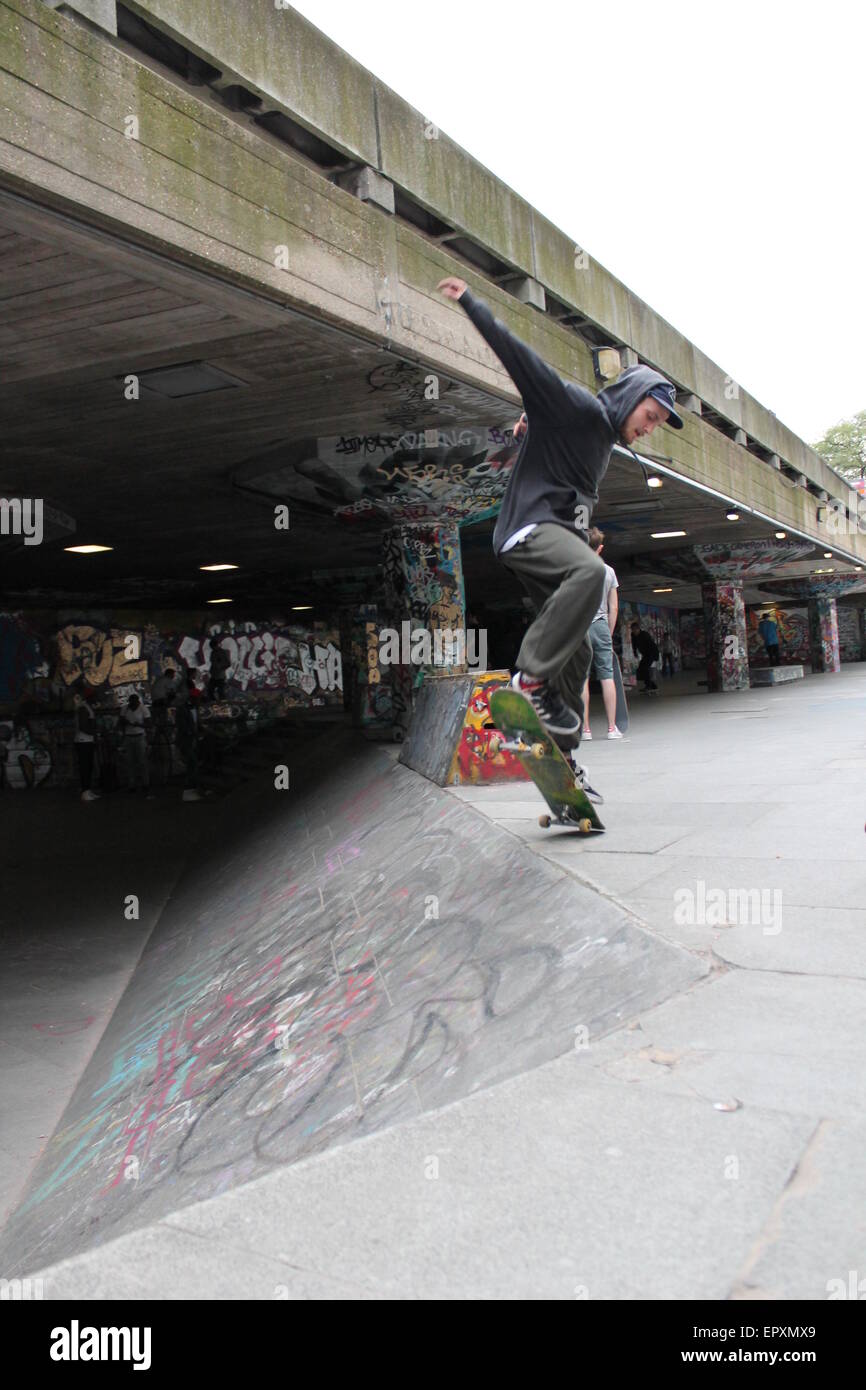 London, Regno Unito - 20 Giugno 2014: iconico Skate Park sulla Southbank London, Undercroft con pattinatori e graffiti Foto Stock