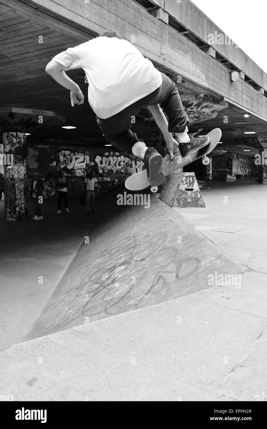 Iconico Skate Park sulla Southbank London, Undercroft con pattinatori e graffiti Foto Stock