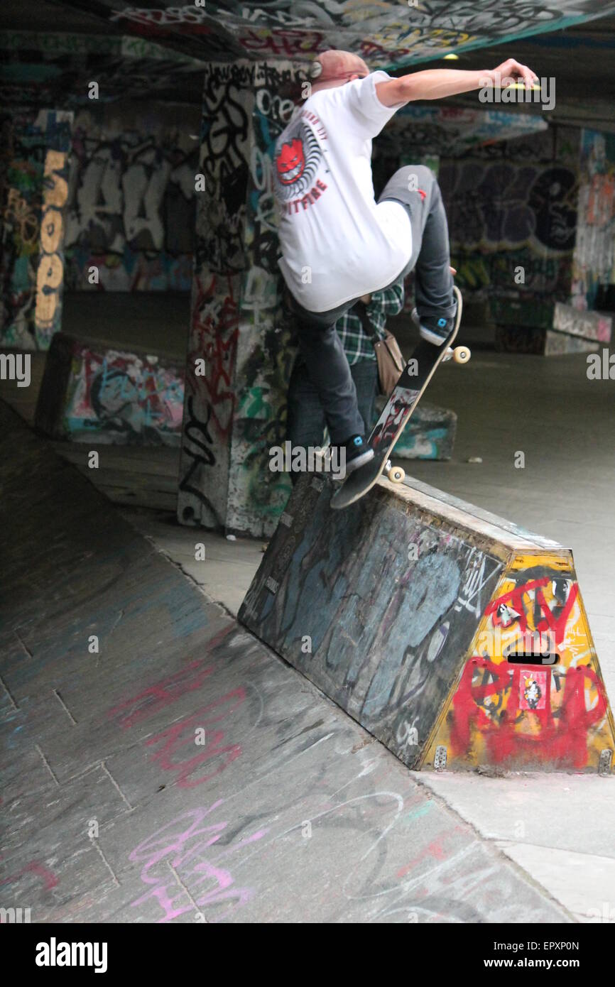 London, Regno Unito - 20 Giugno 2014: iconico Skate Park sulla Southbank London, Undercroft con pattinatori e graffiti Foto Stock