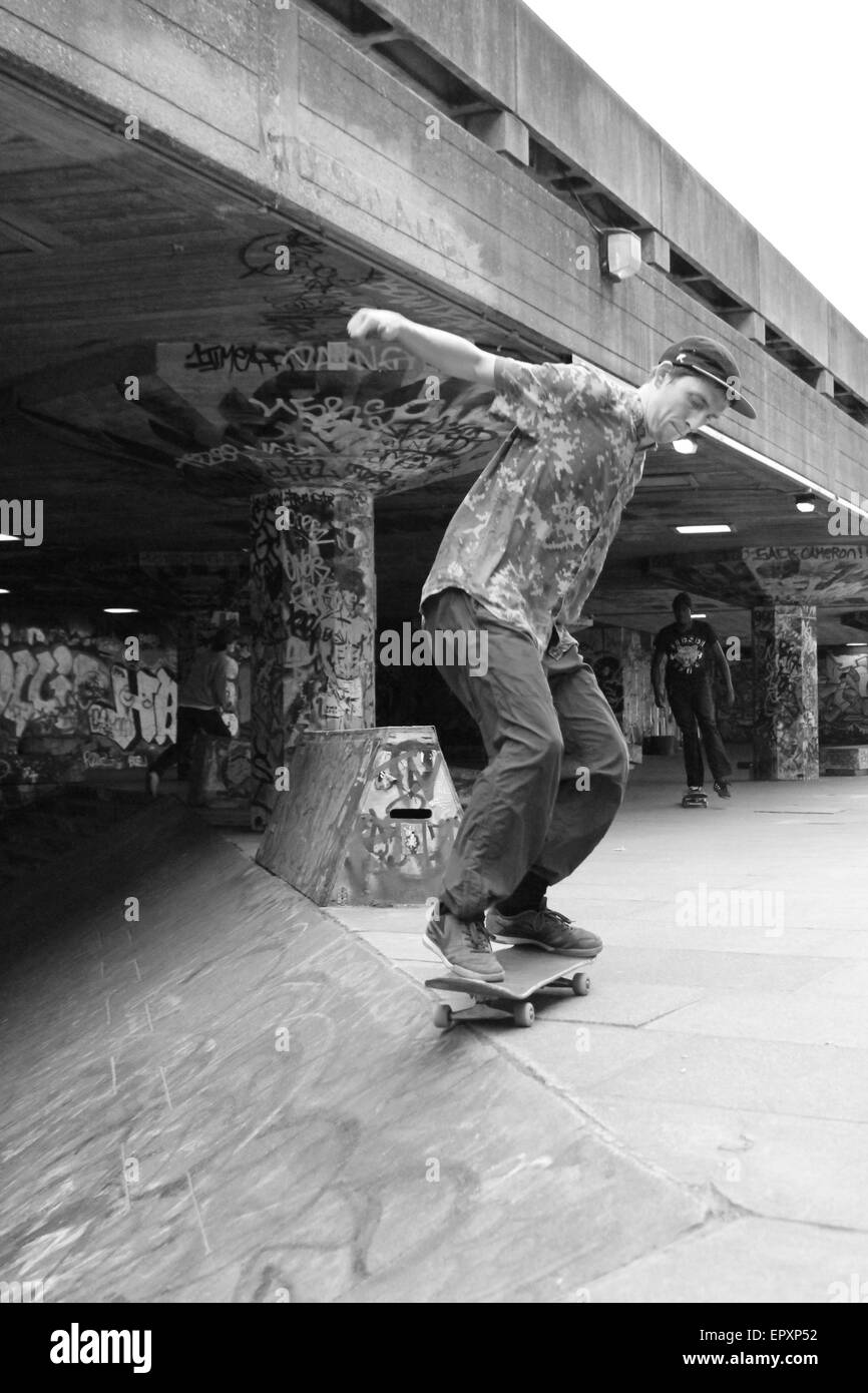 London, Regno Unito - 20 Giugno 2014: iconico Skate Park sulla Southbank London, Undercroft con pattinatori e graffiti Foto Stock