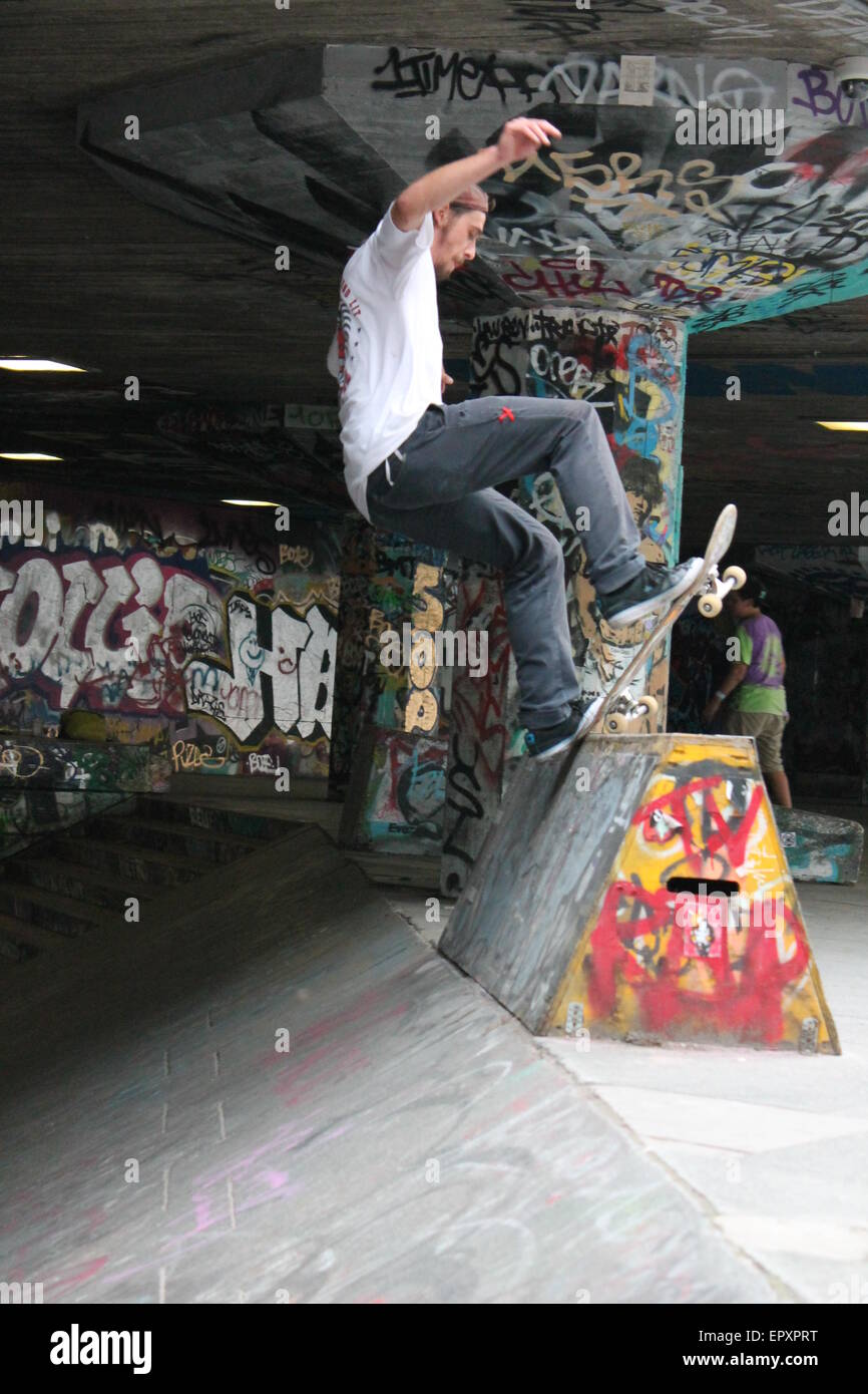 London, Regno Unito - 20 Giugno 2014: iconico Skate Park sulla Southbank London, Undercroft con pattinatori e graffiti Foto Stock