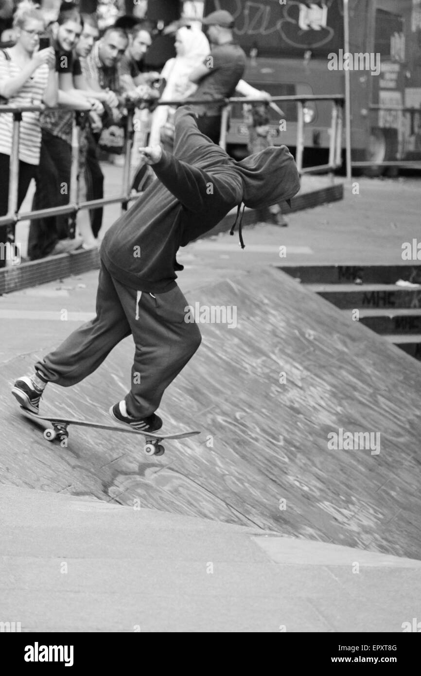 Iconico Skate Park sulla Southbank London, Undercroft con pattinatori e graffiti- Il Pattinaggio e skate, pista, concetto, Foto Stock