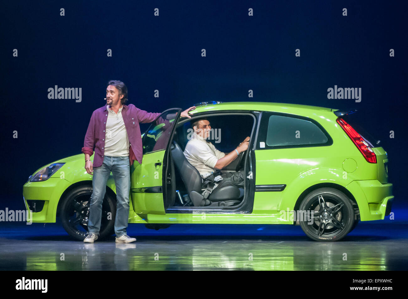 Belfast, Irlanda del Nord. 22 Maggio 2015 - Richard Hammond mostra come Paolo Swift stunt driver esegue la sua incredibile manoeuvers come parte della Clarkson, Hammond e possono vivere Credito: Stephen Barnes/Alamy Live News Foto Stock