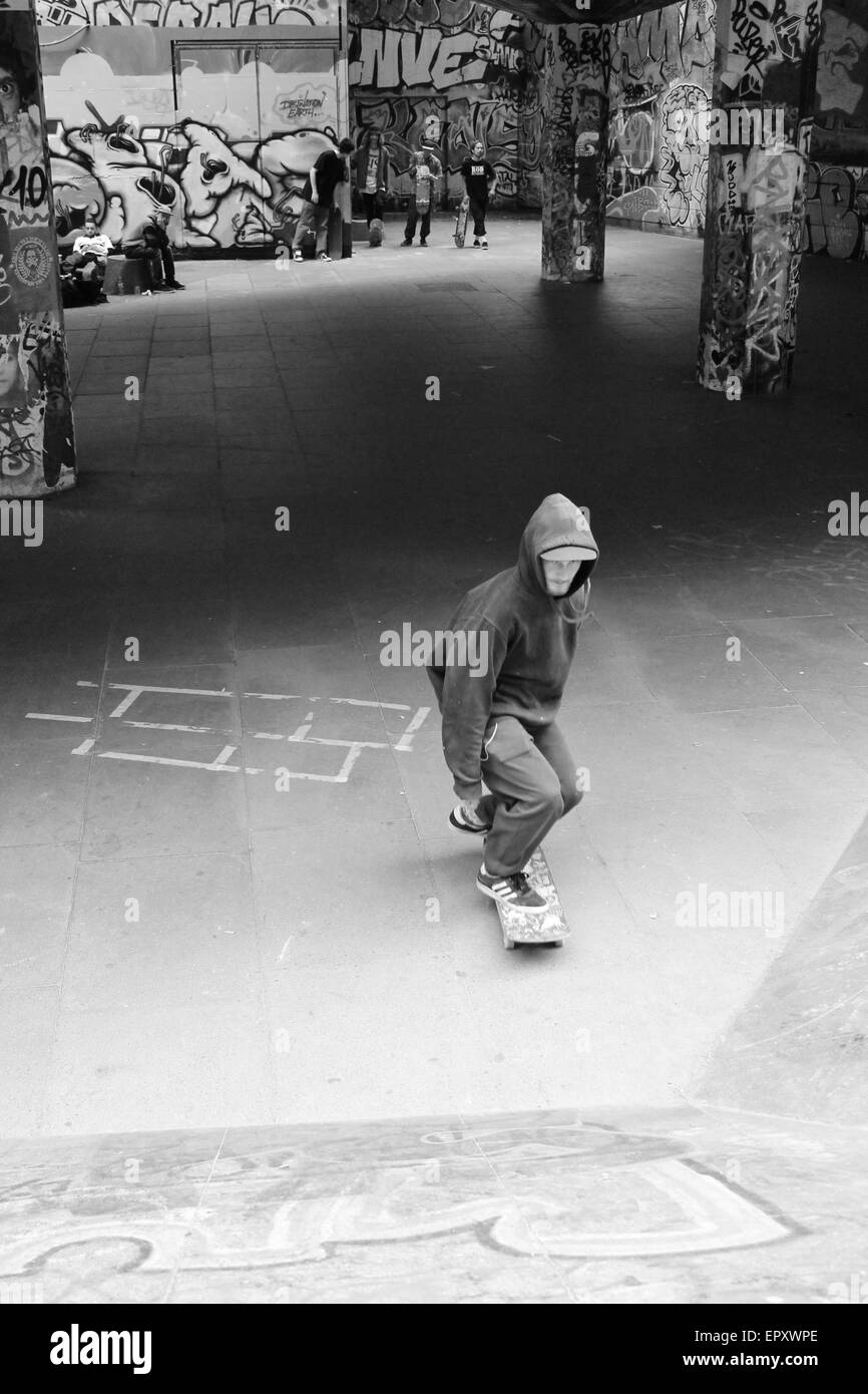 London, Regno Unito - 20 Giugno 2014: iconico Skate Park sulla Southbank London, Undercroft con pattinatori e graffiti Foto Stock