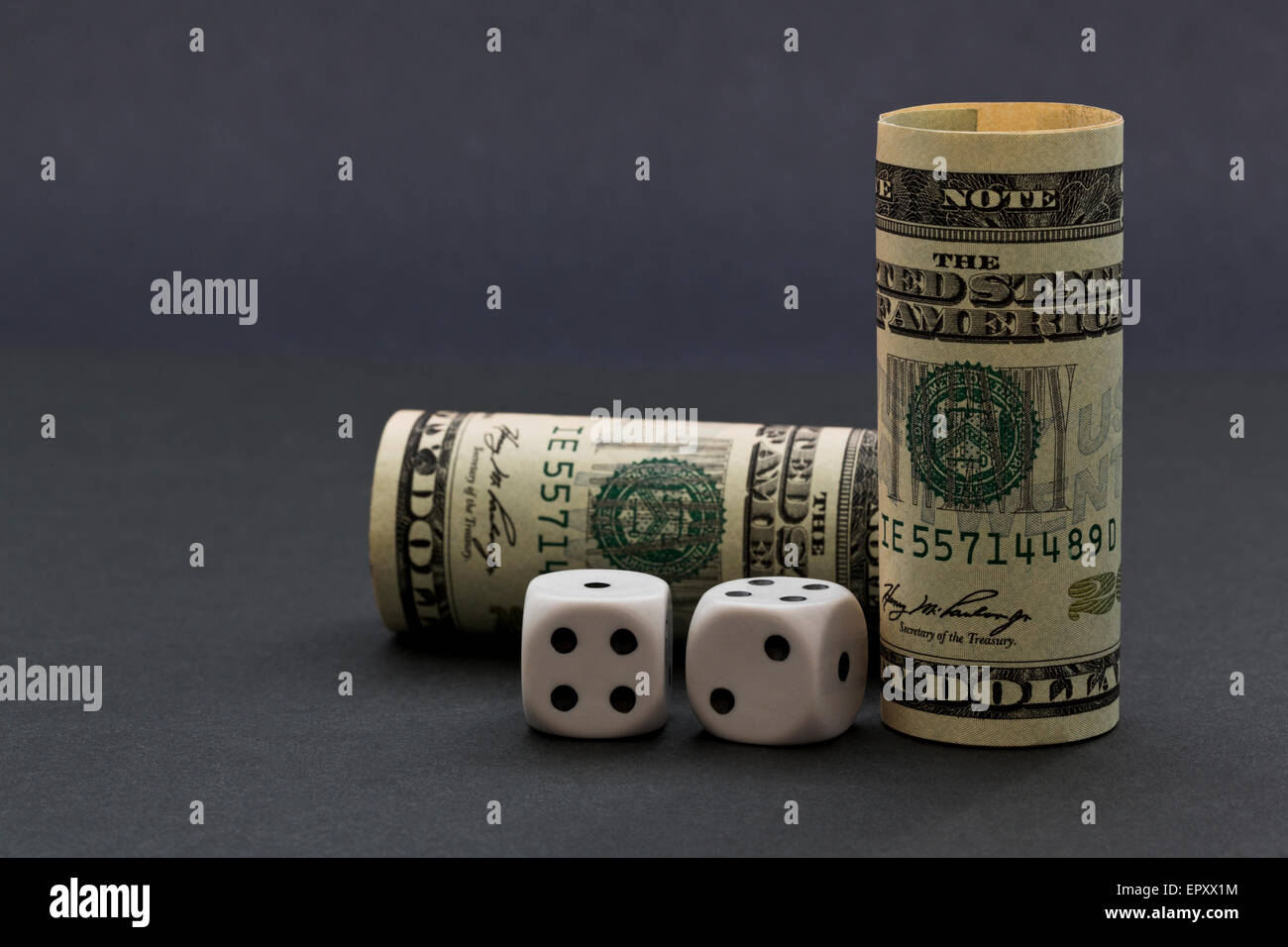 Sofisticato grigio immagine di sfondo con i dollari degli Stati Uniti e in bianco e nero dice riflette il rischio in ambiente finanziario Foto Stock