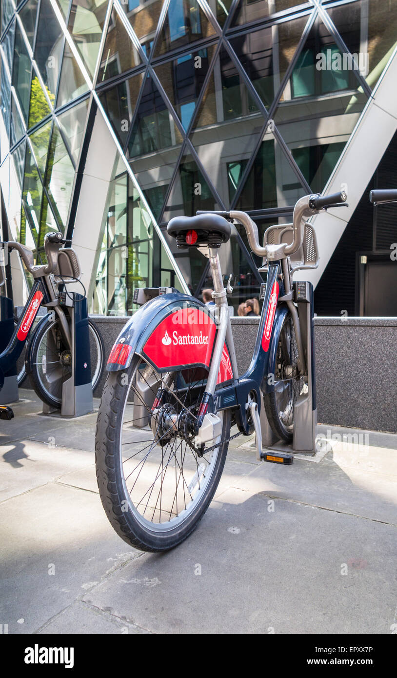 Boris bike con il rosso di sponsorizzazione di Santander logo su un cavalletto, City of London, EC3 Foto Stock