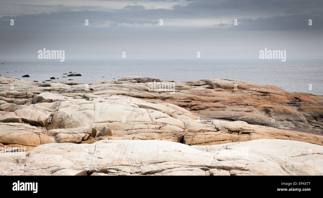 Rocky riverbank, fiume San Lorenzo, Quebec, Canada Foto Stock