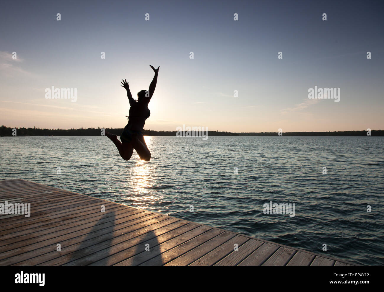 Silhouette di donna di immersioni in una baia, Georgian Bay, Tobermory, Ontario, Canada Foto Stock