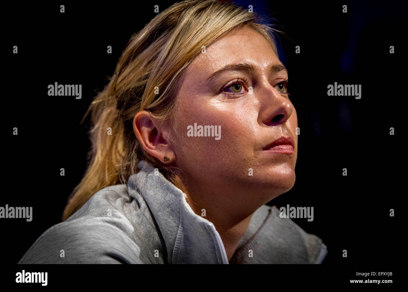 Parigi, Francia. 22 Maggio, 2015. Il russo tennista Maria Sharapova assiste il sorteggio per il 2015 Open di Francia di tennis nel torneo di Parigi, Francia, il 22 maggio 2015. Credito: Chen Xiaowei/Xinhua/Alamy Live News Foto Stock