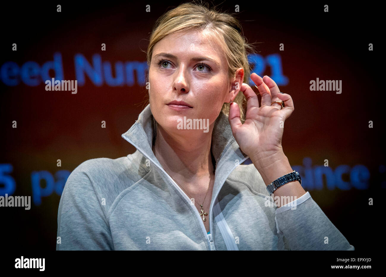 Parigi, Francia. 22 Maggio, 2015. Il russo tennista Maria Sharapova assiste il sorteggio per il 2015 Open di Francia di tennis nel torneo di Parigi, Francia, il 22 maggio 2015. Credito: Chen Xiaowei/Xinhua/Alamy Live News Foto Stock