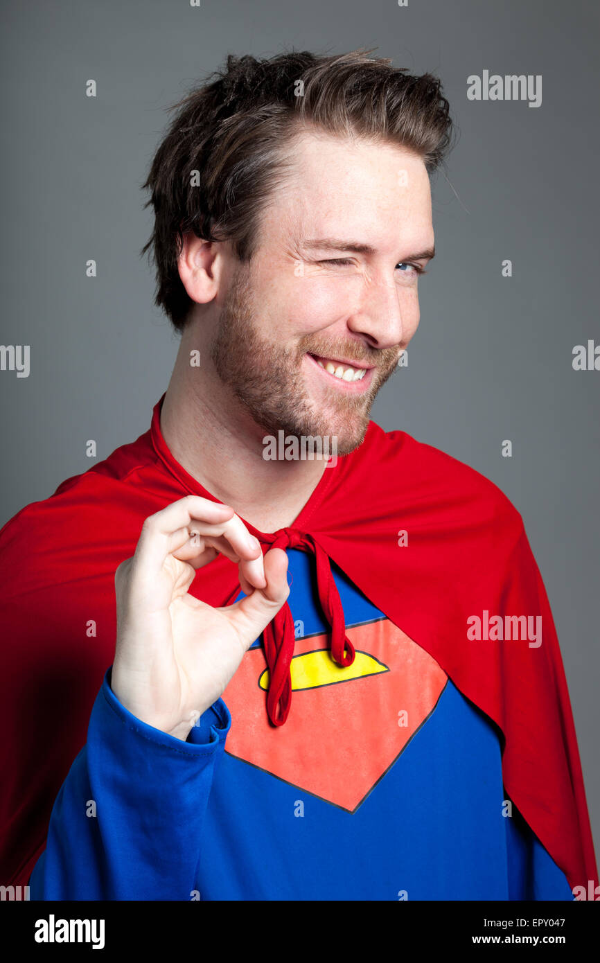 Attraente 30 anni caucasion uomo shot in studio isolata su uno sfondo grigio Foto Stock