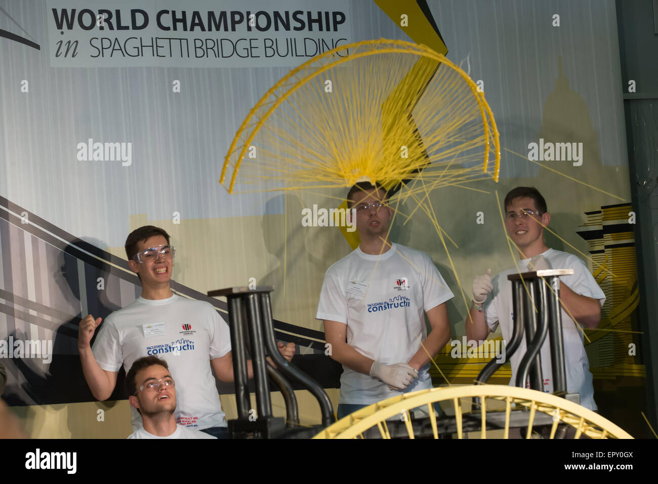 Budapest. 22 Maggio, 2015. Gli studenti presso l Università Tecnica di Cluj-Napoca in Romania reagiscono alla rottura del loro ponte denominato spendibili 2 durante la XV Spaghetti edificio ponte il Campionato Mondiale di Budapest, Ungheria il 22 maggio 2015. Il loro ponte spezzato sotto un peso di 465.3 kg conquistando il secondo posto nella categoria dei ponti. Spaghetti ponti potrebbe essere costruito utilizzando solo gli spaghetti e colla in concorso. Credito: Attila Volgyi/Xinhua/Alamy Live News Foto Stock