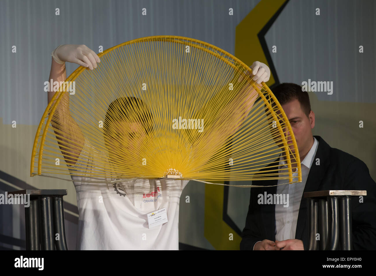 Budapest. 22 Maggio, 2015. Miklos Vincze di Ungheria da Obuda University installa il suo team di ponte con il nome Hoverla 10 durante la XV Spaghetti edificio ponte il Campionato Mondiale di Budapest, Ungheria il 22 maggio 2015. Il loro ponte spezzato sotto un peso di 482.8 kg conquistando i ponti di categoria. Ma è ben al di sotto del record mondiale di 570.3 kg hanno impostato nel 2013. Spaghetti ponti potrebbe essere costruito utilizzando solo gli spaghetti e colla in concorso. Credito: Attila Volgyi/Xinhua/Alamy Live News Foto Stock