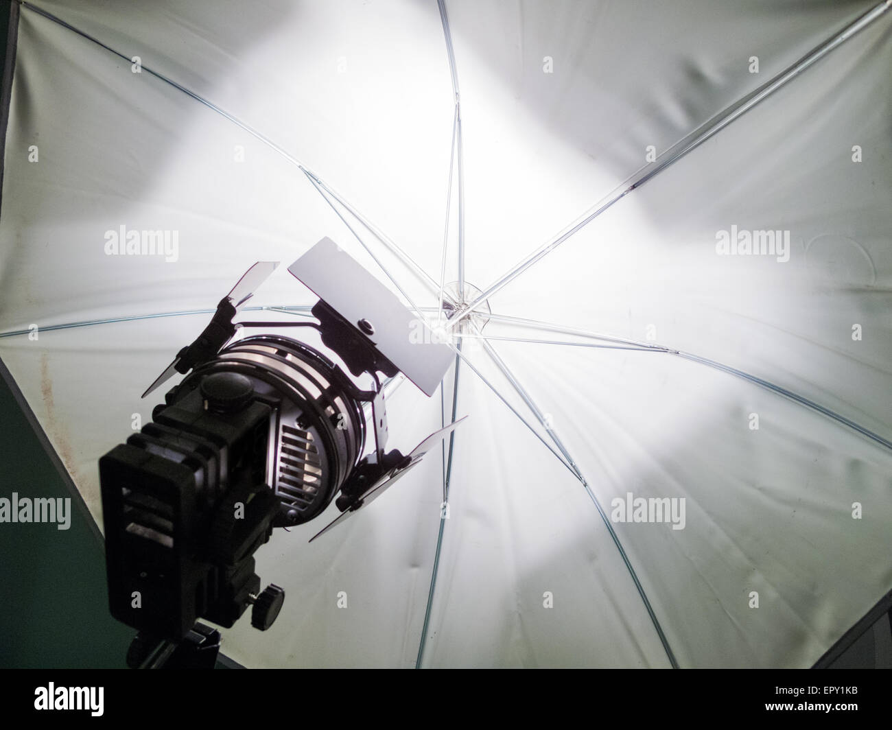 Fari di lavoro ad alta intensità luminosa e ombrello riflettente in un film studio Foto Stock