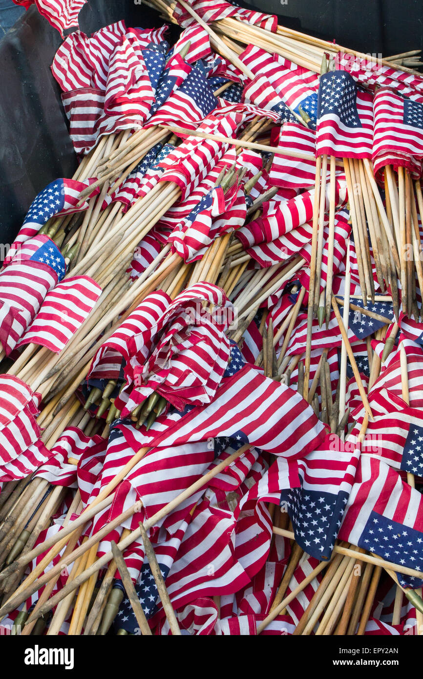 Bandierine americane impilati in un cassonetto per volontari a mettere a gravesites durante il Memorial Day preparazioni a Fort Sam Houston Cimitero Nazionale. Foto Stock