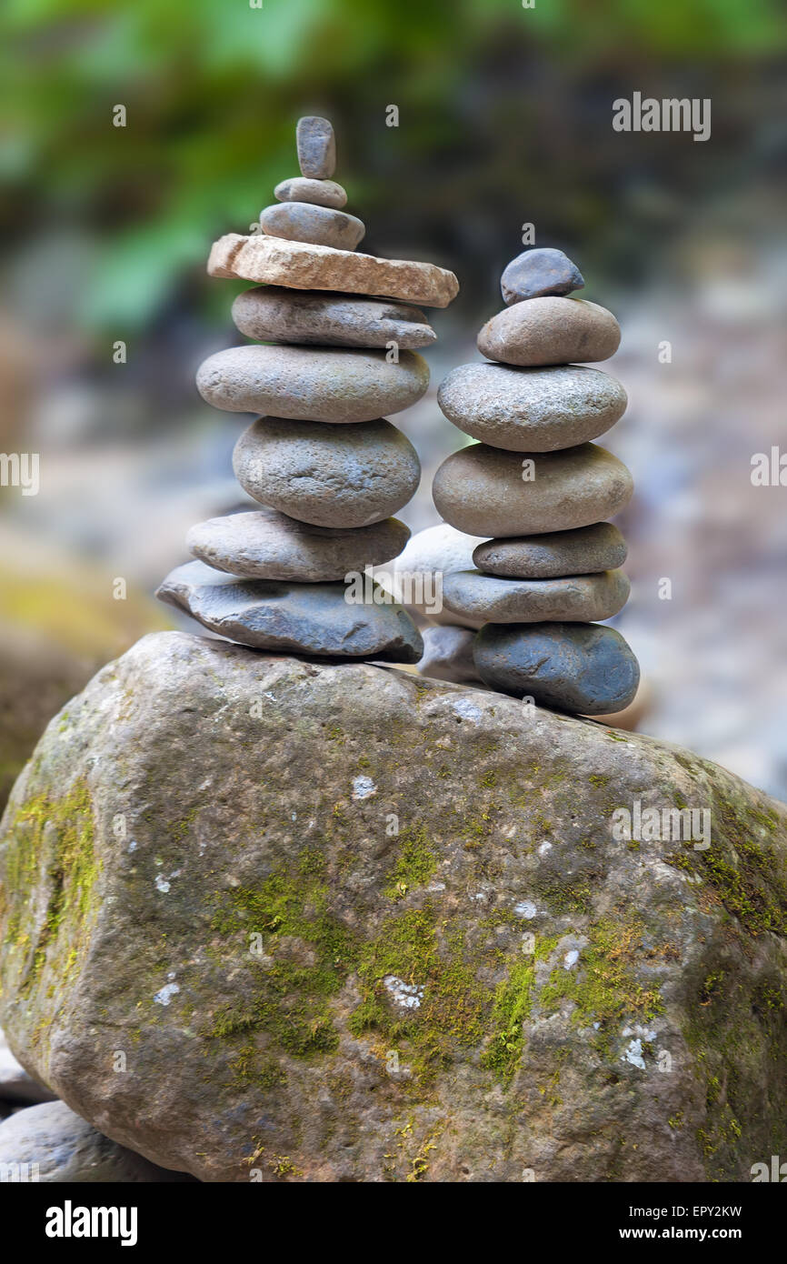 Due pile di rocce di equilibratura dal letto del fiume in Columbia River Gorge Foto Stock