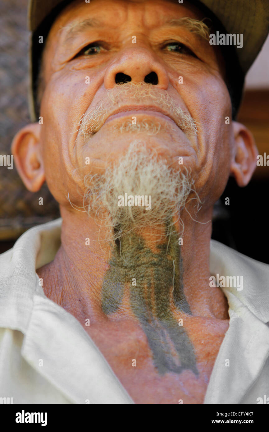 Sungai Utik, West Kalimantan, Indonesia: Un anziano della tradizionale comunità di Dayak IBAN che mostra un tatuaggio tradizionale sul collo. Foto Stock