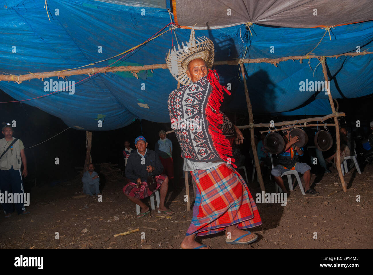 Un uomo che balla in abito tradizionale durante una riunione di comunità tradizionale nel villaggio di Maubesi, isola di Rote, Nusa Tenggara orientale, Indonesia. Foto Stock