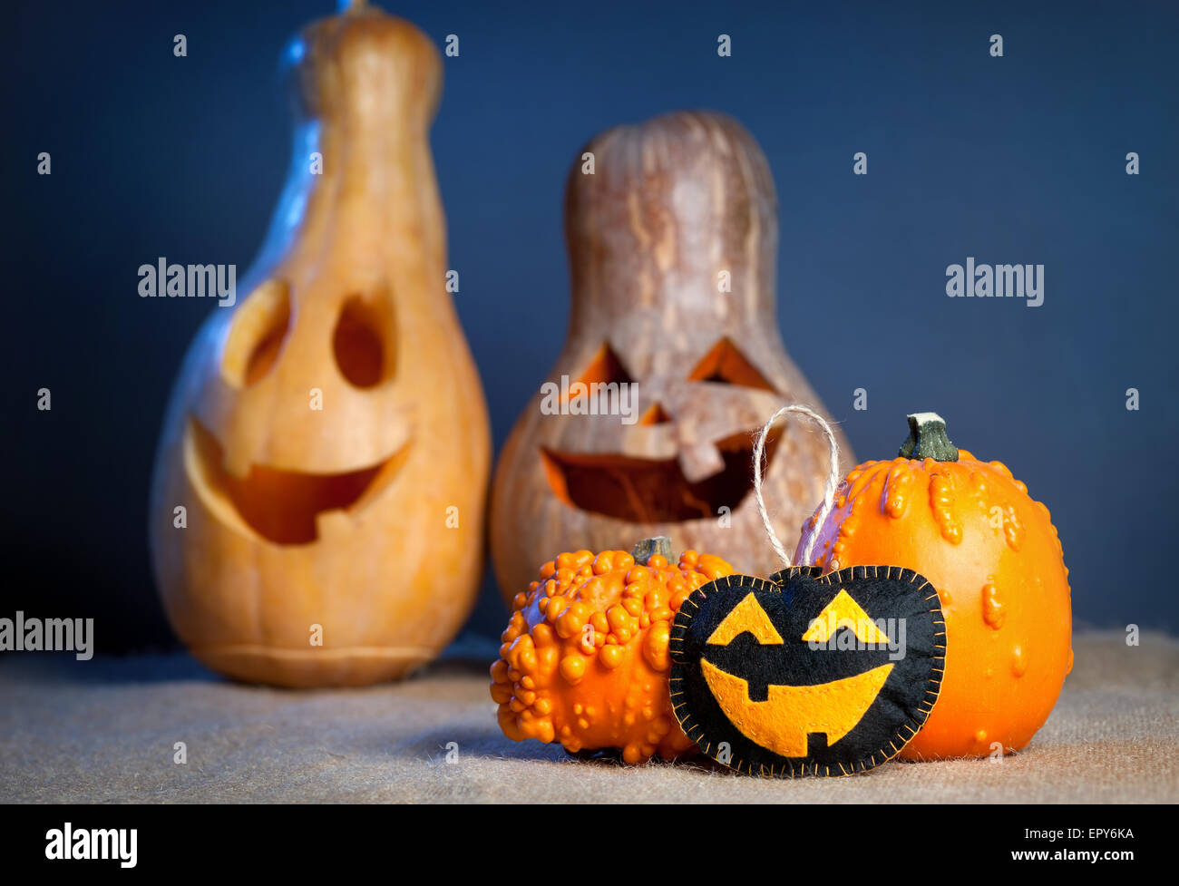 Zucche intagliate a mano giocattolo di feltro sul sacco a festa di Halloween Foto Stock