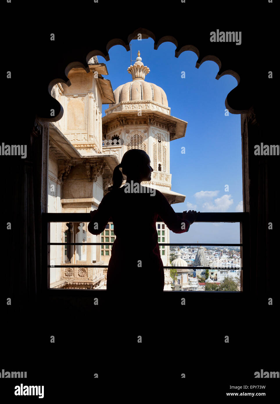 Silhouette di donna sul balcone in City Palace Museum di Udaipur, Rajasthan, India Foto Stock