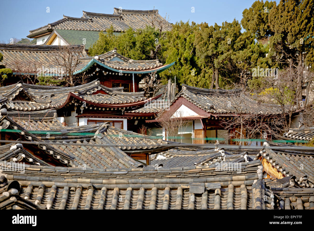 Tradizionale stile Coreano tetti di il villaggio di Bukchon Hanok a Seul, in Corea del Sud. Foto Stock