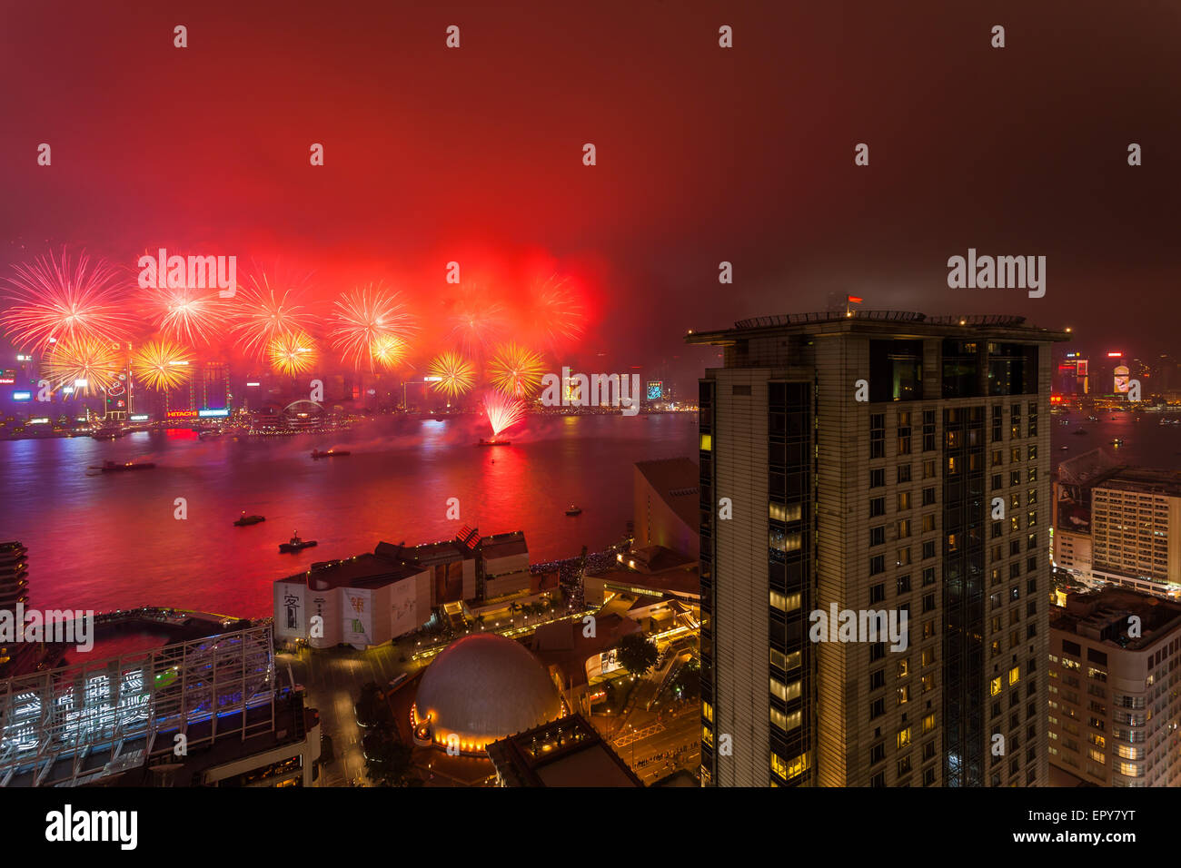HONG KONG - Febbraio 20, Hong Kong Anno Nuovo Cinese di fuochi d'artificio a Victoria Harbour, Hong Kong il 20 febbraio, 2015. Foto Stock