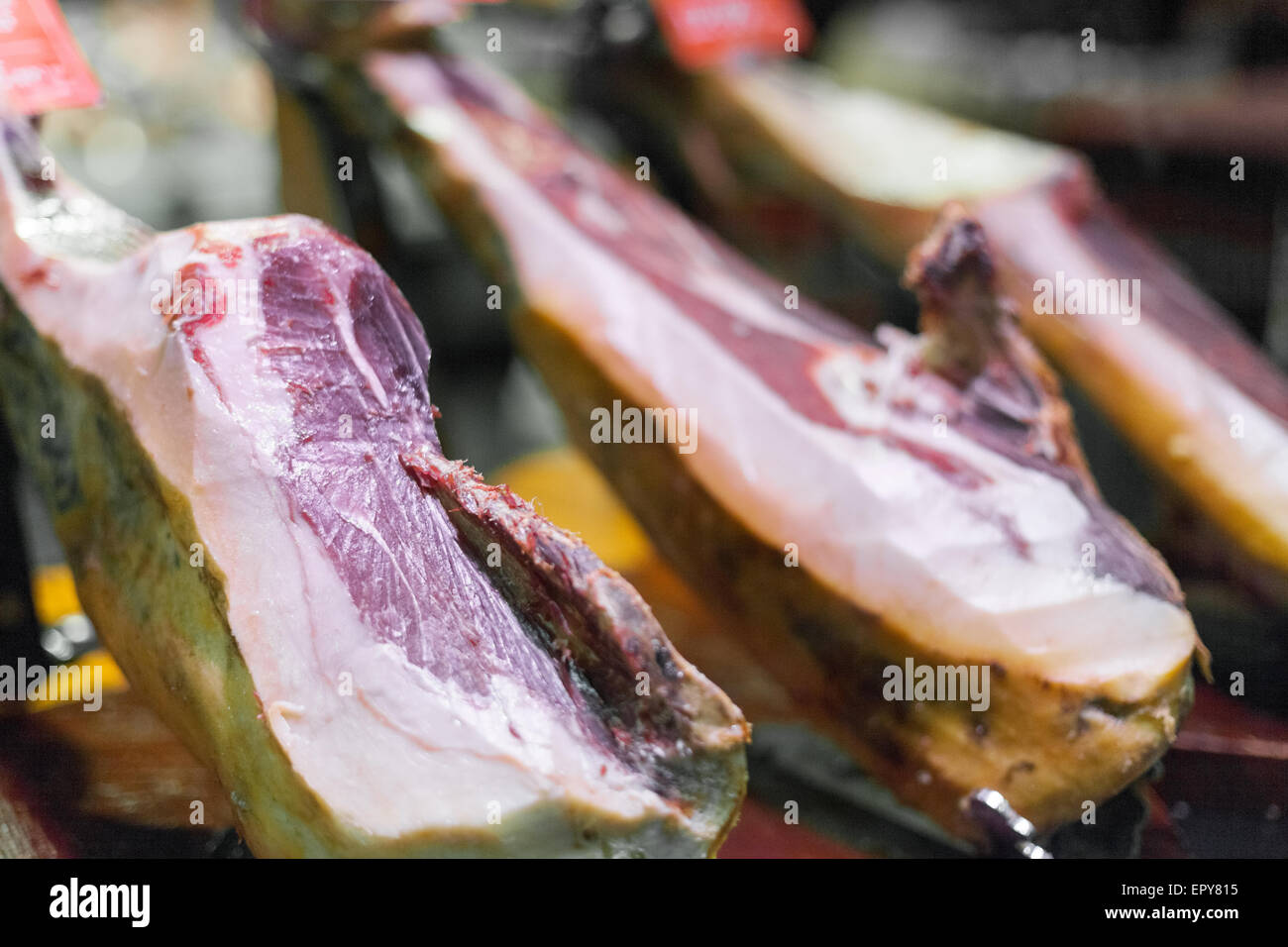 Prosciutto crudo fresco di vendita in macelleria, Barcellona, Catalonia, Spaincolor immagine, Canon 5DmkII Foto Stock