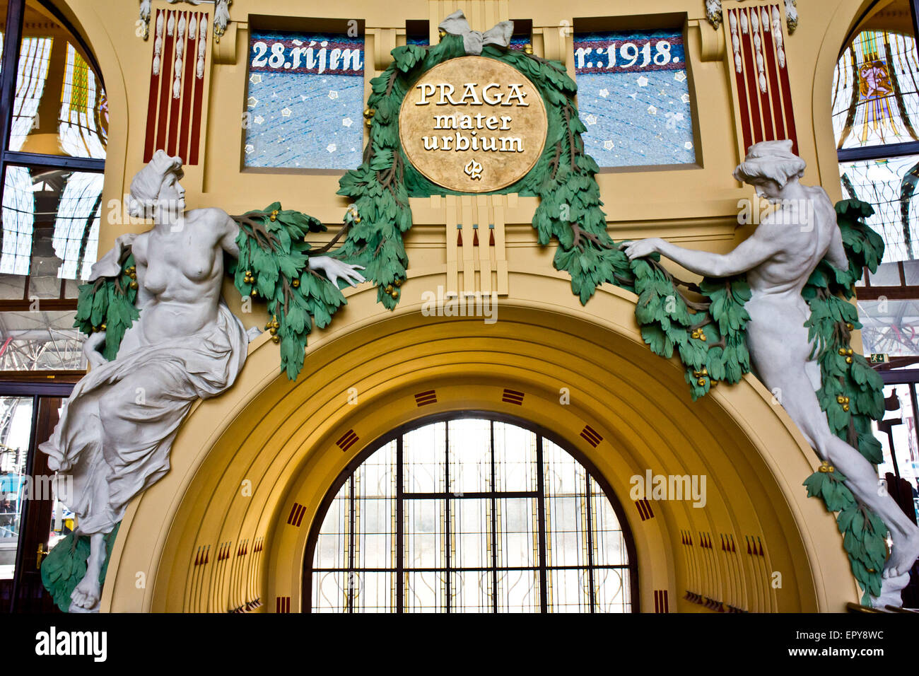 Dalla stazione ferroviaria principale di Praga, Hlavni Nadrazi Art Noveau decorazione e stile Foto Stock