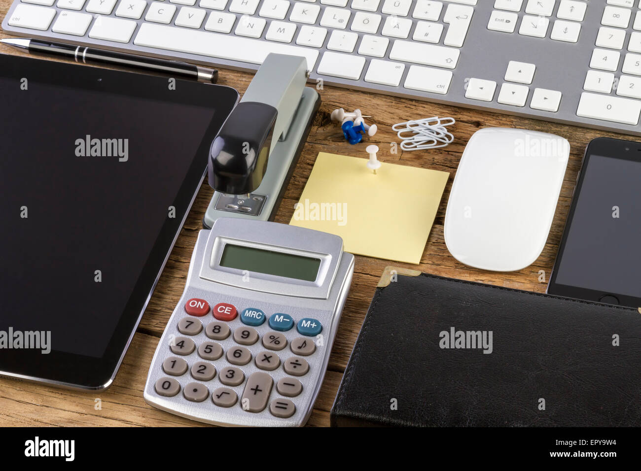 Blank Corporate ID impostato su legno. Foto. Modello per l'identità del marchio. Per i progettisti grafici presentazioni e portafogli. Foto Stock