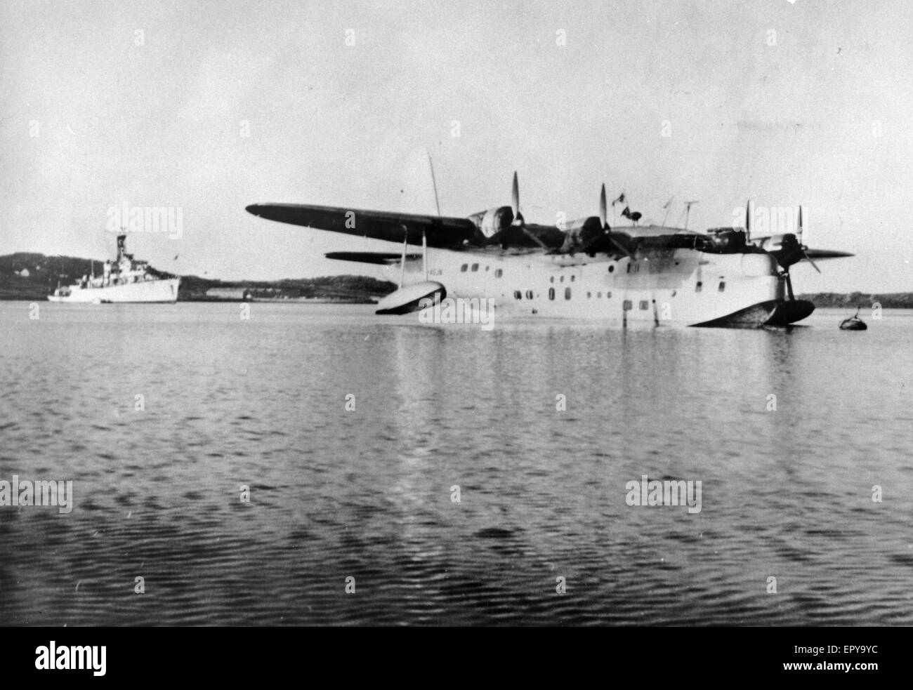 Un Sunderland flying boat arriva a Port Stanley rendendo il primo volo diretto da Southampton alle Isole Falkland, un British Overseas Territorio nel sud dell'Oceano Atlantico. Foto Stock