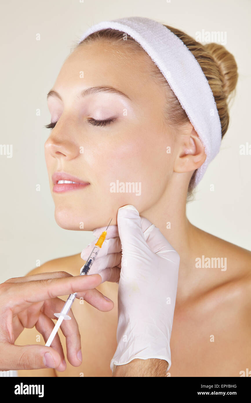 La donna in clinica di bellezza getting chirurgia cosmetica con siringa Foto Stock
