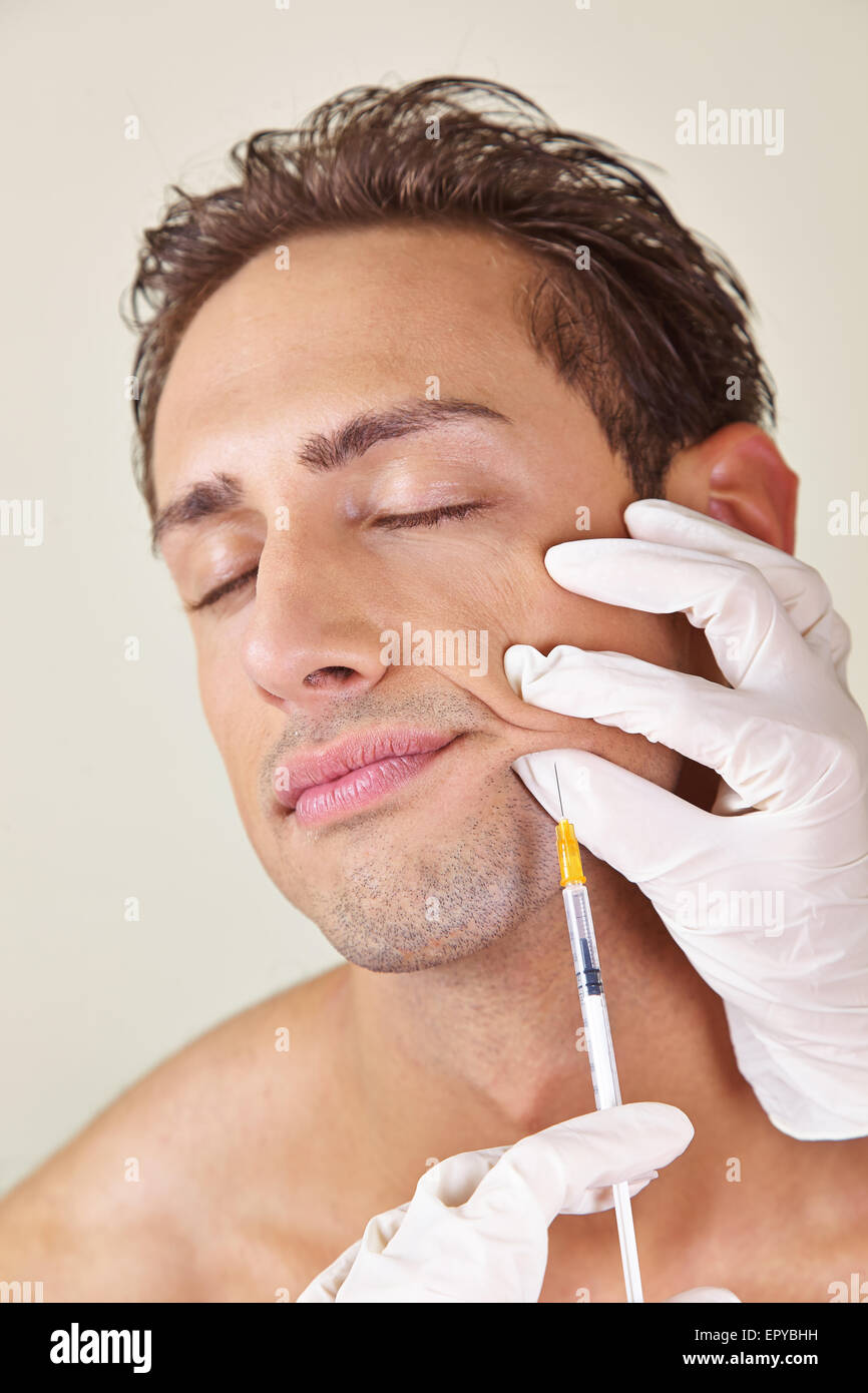 L'uomo getting siringa con acido ialuronico contro le rughe nella zona di imboccatura Foto Stock