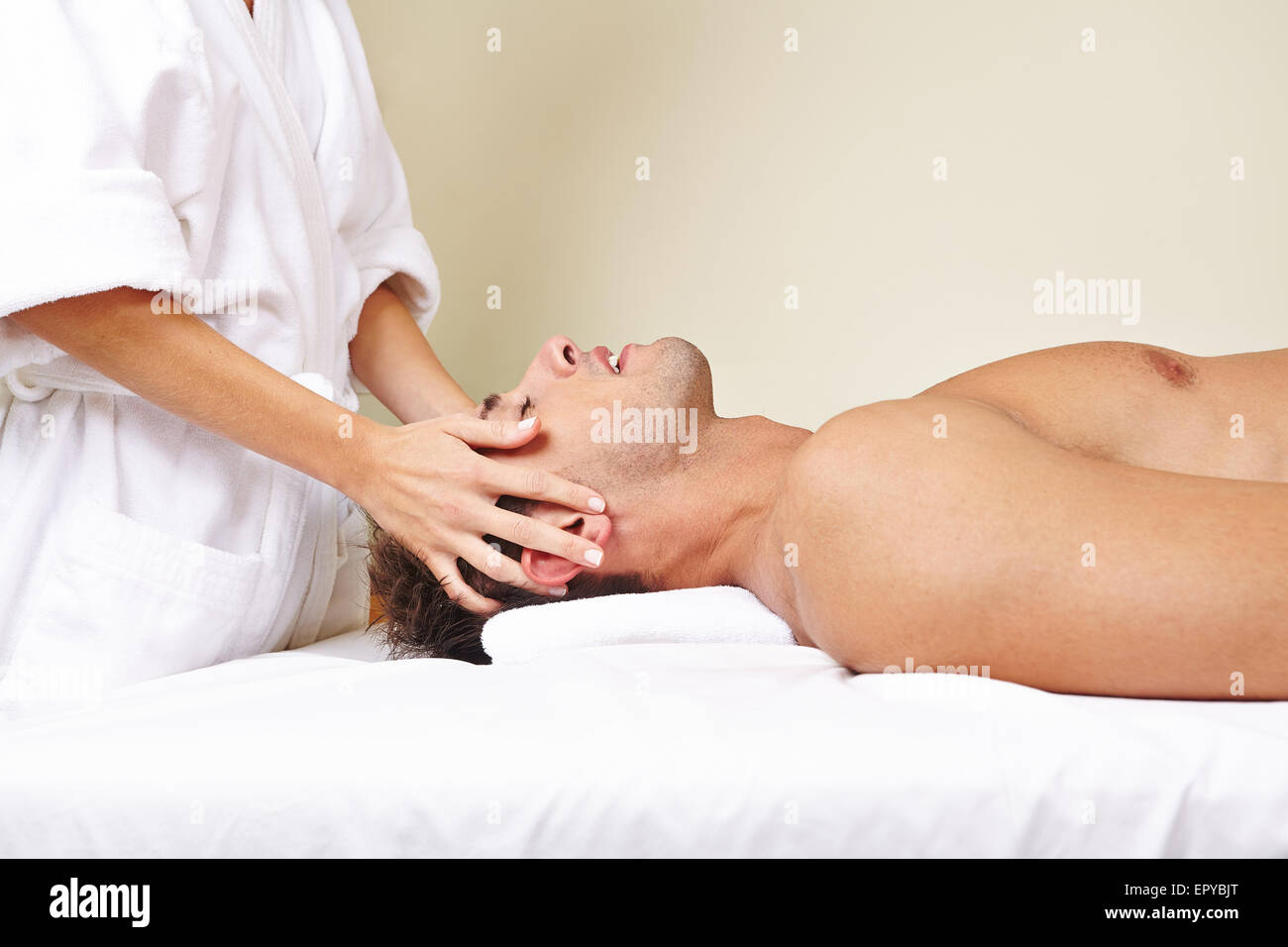 L'uomo riceve il massaggio thai in day spa da un massaggiatore femminile Foto Stock