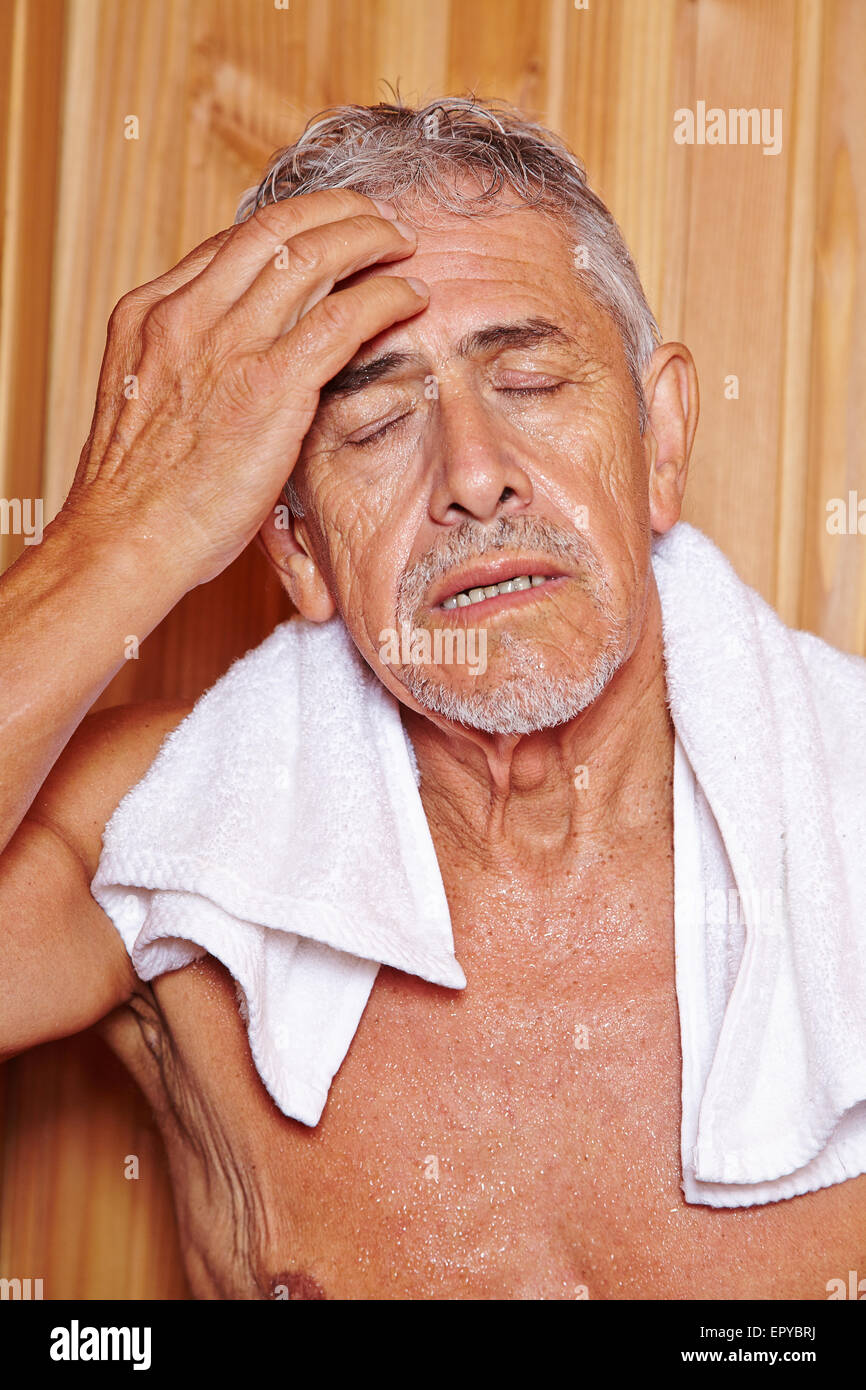 Senior uomo sudorazione con towl in hotel Sauna nella sua vacanze Foto Stock