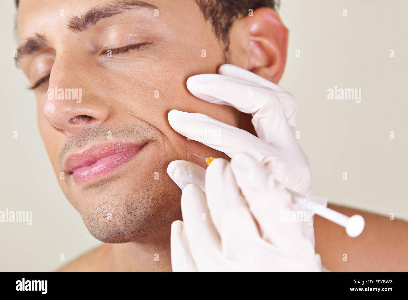 Uomo in una clinica di bellezza getting Trattamento rughe vicino alla sua bocca Foto Stock