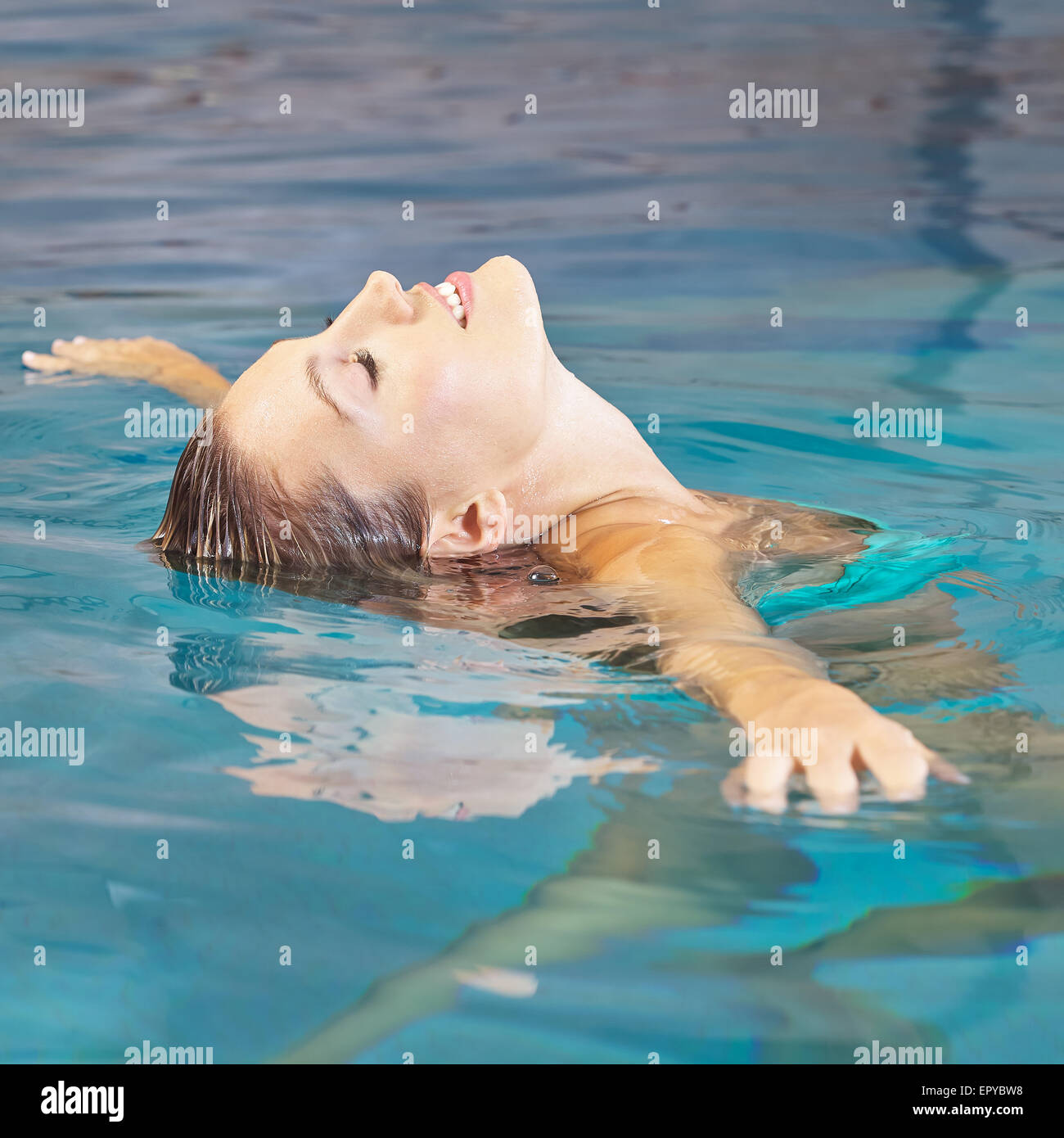 Giovane donna acqua facendo yoga per il relax in piscina Foto Stock