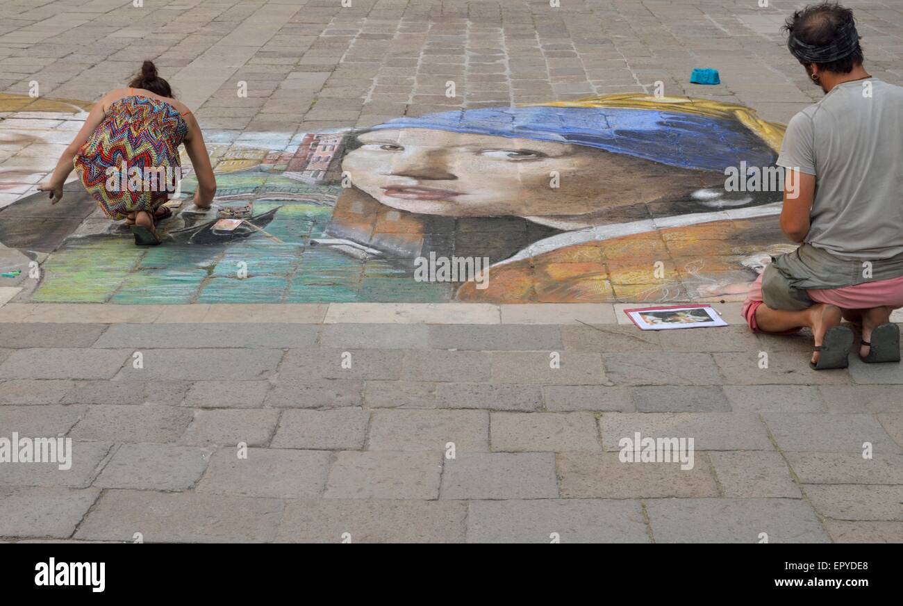 Giovani artisti di strada disegno sul pavimento in una piazza del quartiere di Santo Polo di Venezia, Italia Foto Stock