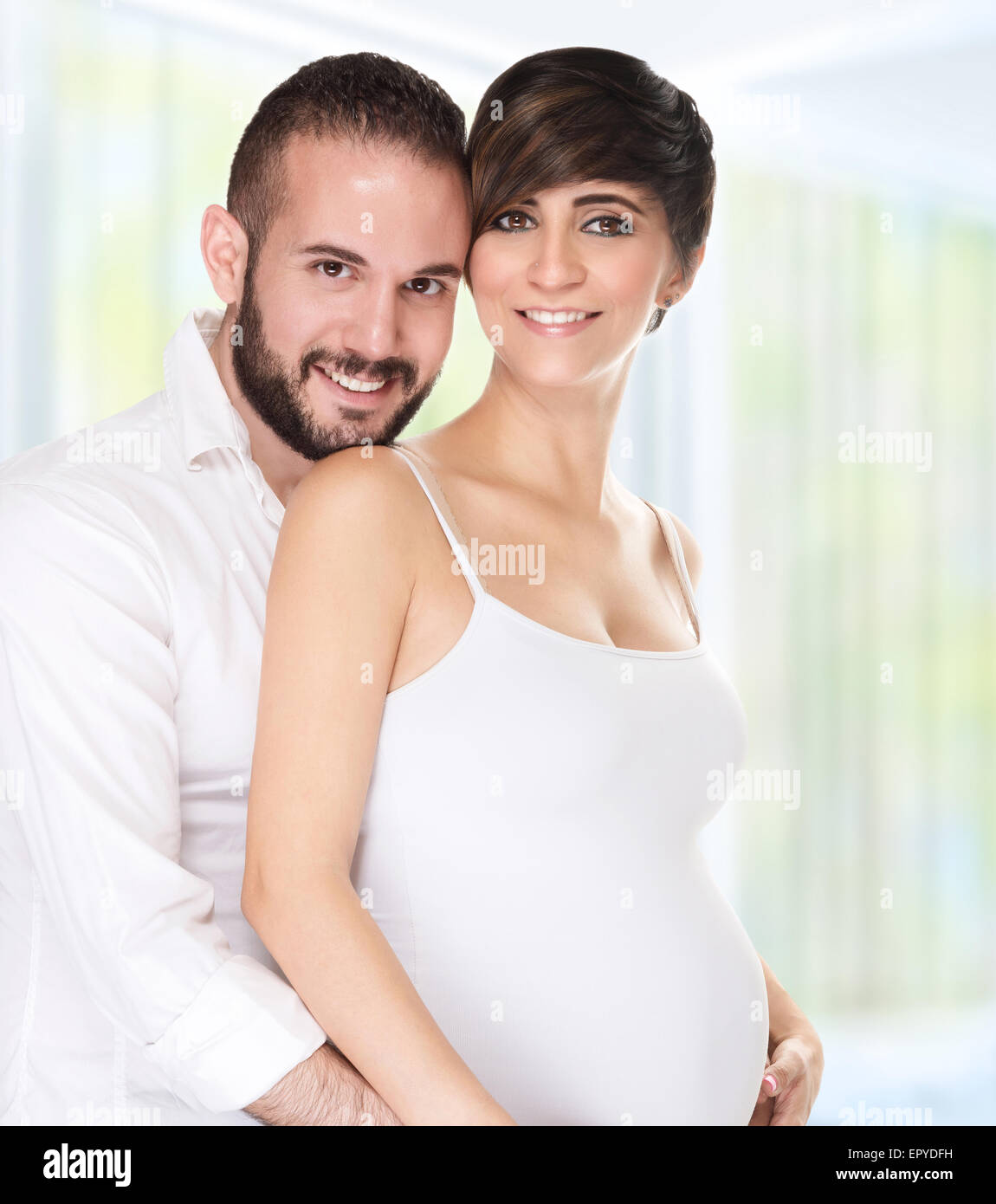 Donna incinta con il marito costeggiata a casa felice famiglia giovani in attesa di baby, di amore e di felicità, nuovo concetto di vita Foto Stock