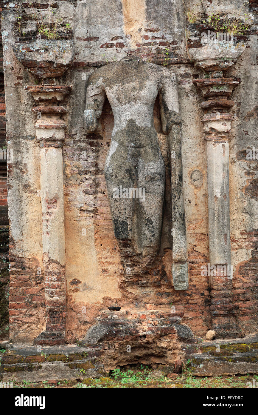 Statua del Buddha, Vihara Rankot stupa Sito Patrimonio Mondiale dell'UNESCO, la città antica di Polonnaruwa, Sri Lanka, Asia Foto Stock