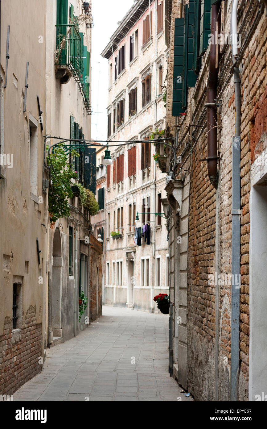 Strada stretta a Venezia, Italia Foto Stock