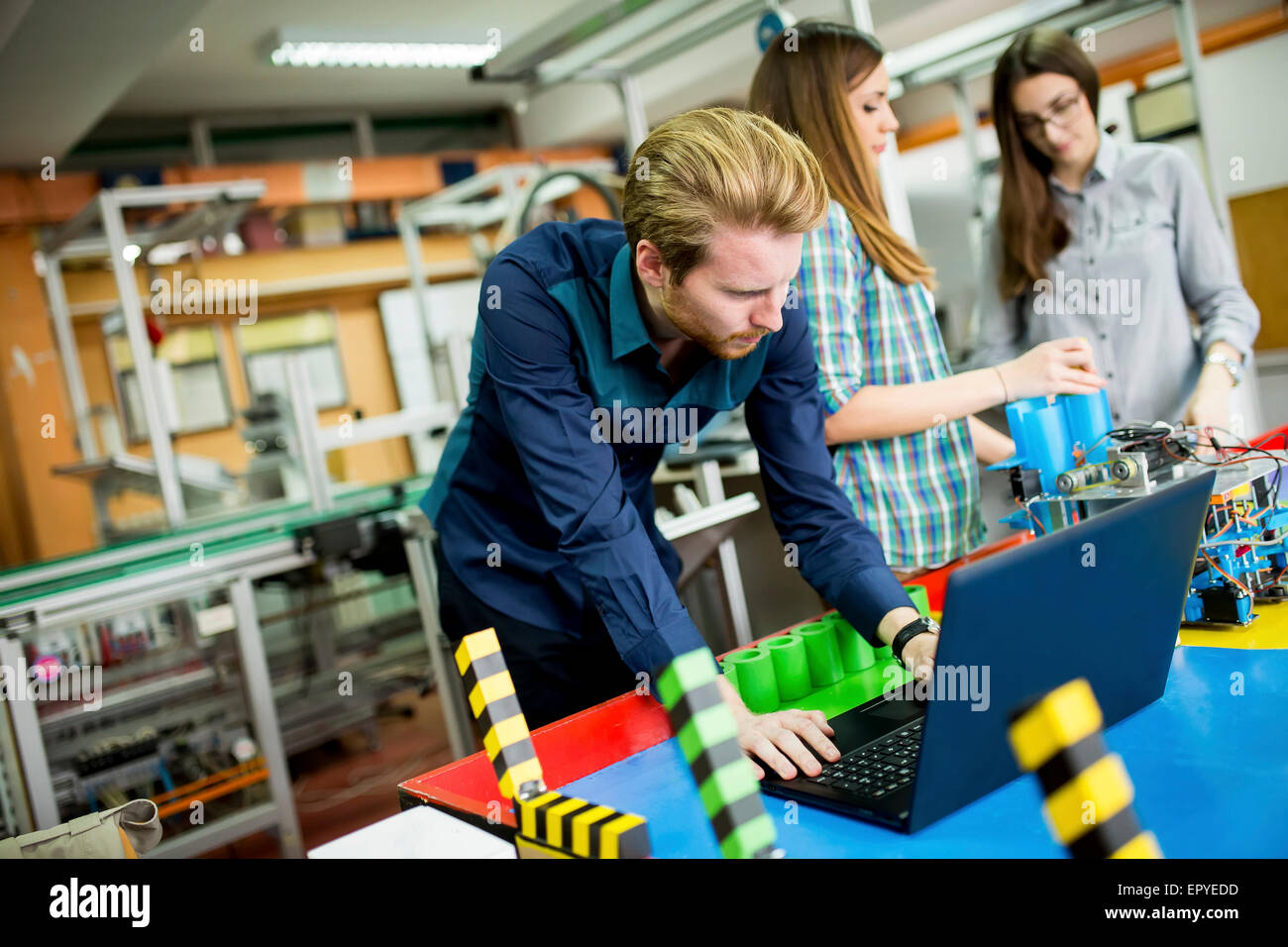 I giovani nella classe di robotica Foto Stock