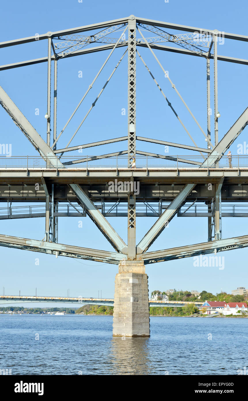 Telaio a ponte closeup. sul cielo blu sullo sfondo Foto Stock