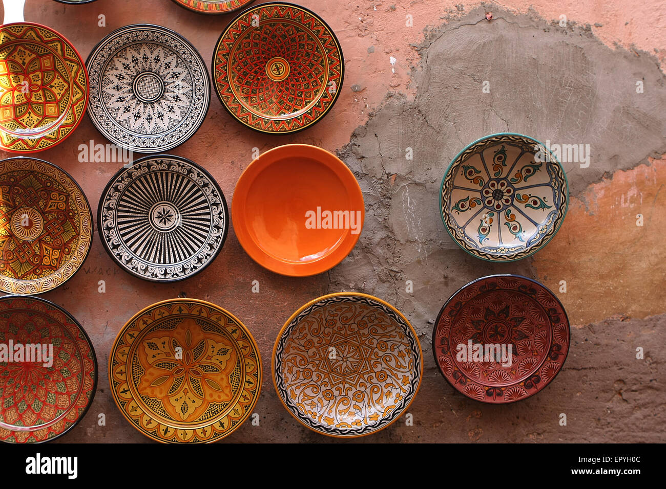 Artigianato marocchino.piatti in ceramica per la vendita su una parete Foto Stock