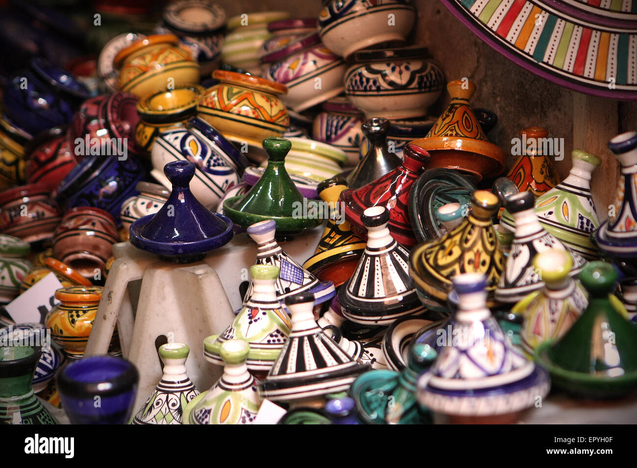 Artigianato marocchino: tajin ceramica in un mercato di Marrakech Foto Stock