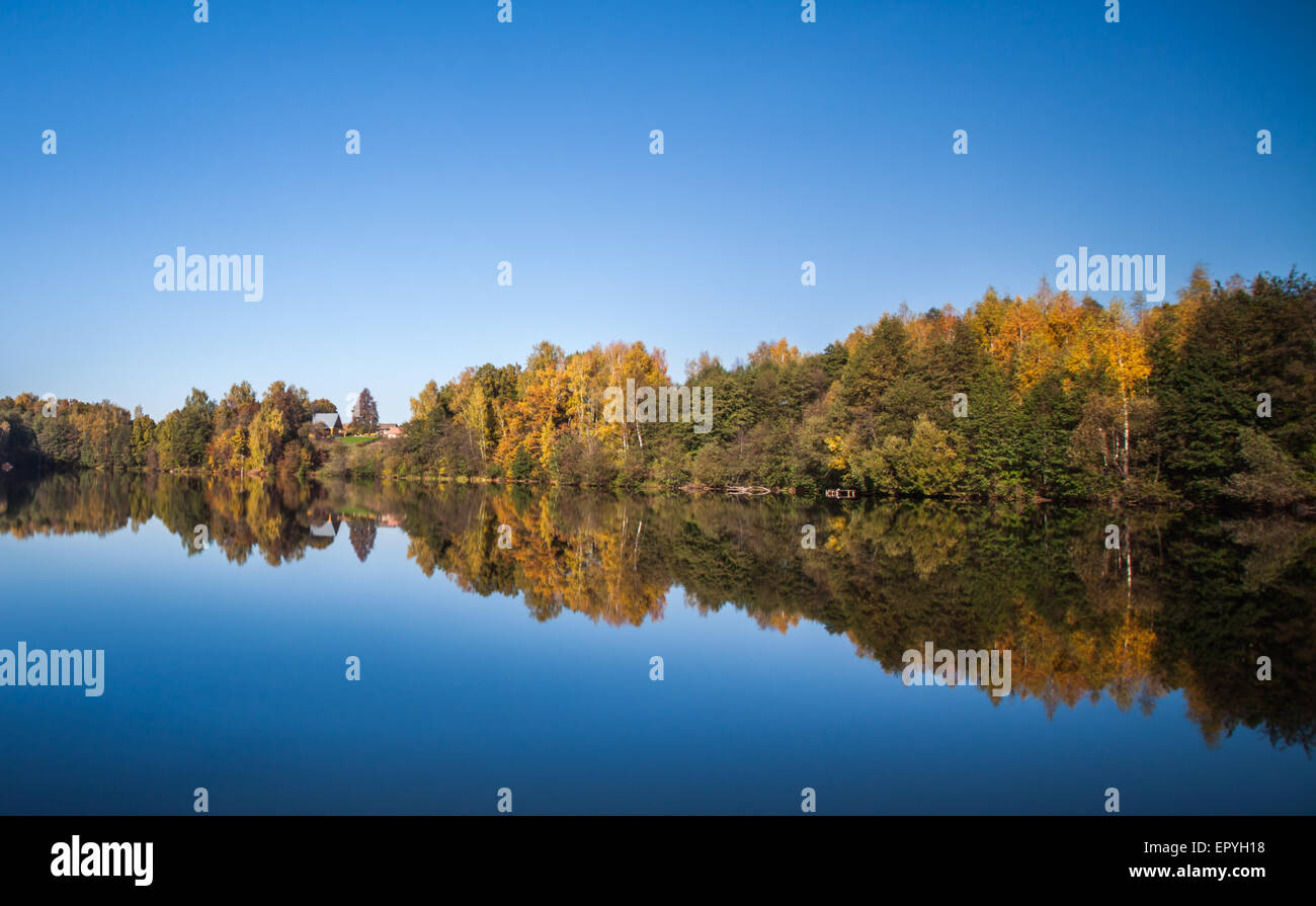 In autunno il paesaggio del lago Foto Stock