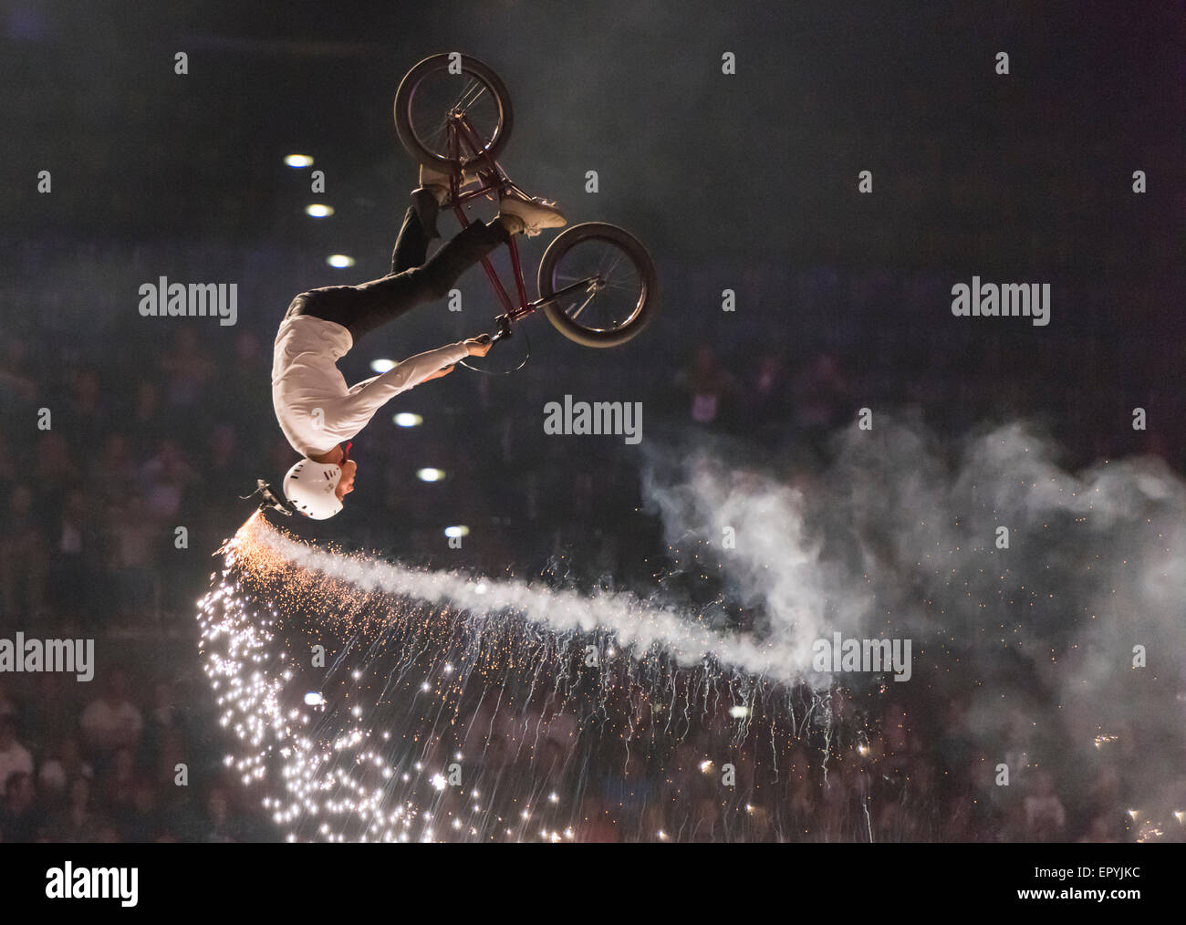 Zurigo, Svizzera. 22 Maggio, 2015. Fuochi artificiali e spettacoli pirotecnici, combinate con spettacolari salti BMX a 'maestri di sporcizia' freestyle mostra a Zurigo Hallenstadion del credito: Erik Tham/Alamy Live News Foto Stock