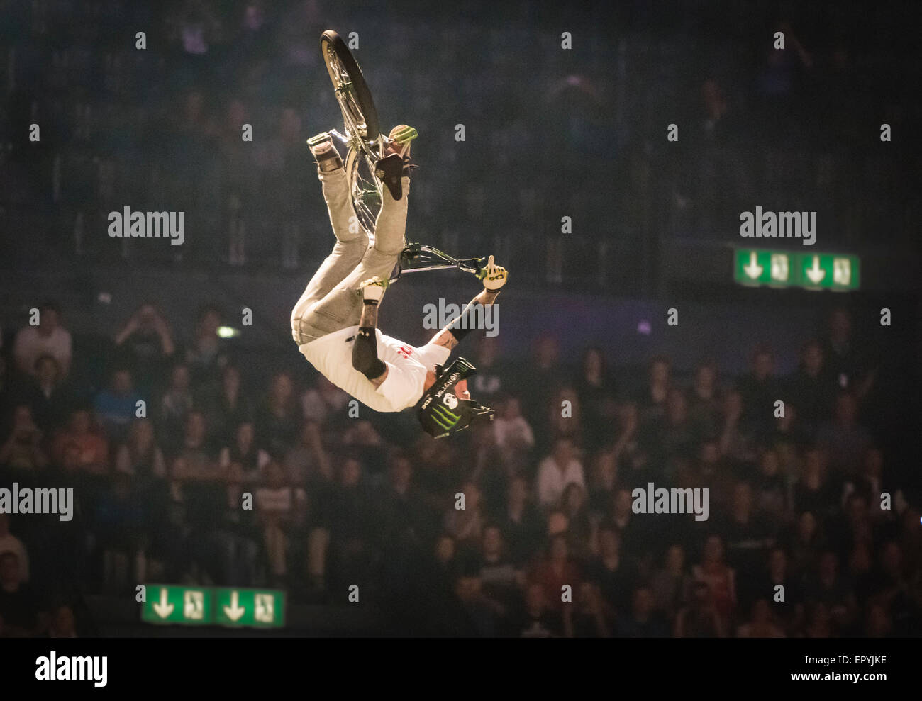 Zurigo, Svizzera. 22 Maggio, 2015. Patrick Guimez mostra un doppio backflip su una bici BMX al 'maestri di sporcizia' freestyle mostra a Zurigo. Credito: Erik Tham/Alamy Live News Foto Stock