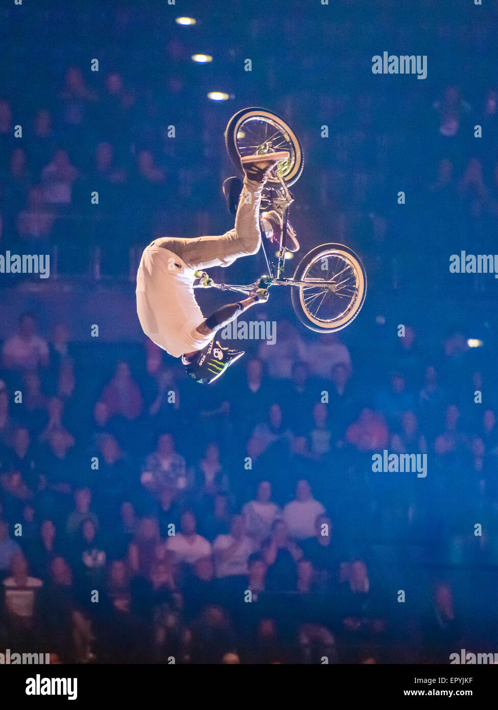 Zurigo, Svizzera. 22 Maggio, 2015. Patrick Guimez mostra un doppio backflip su una bici BMX al 'maestri di sporcizia' freestyle show in Zurigo Hallenstadion. Credito: Erik Tham/Alamy Live News Foto Stock