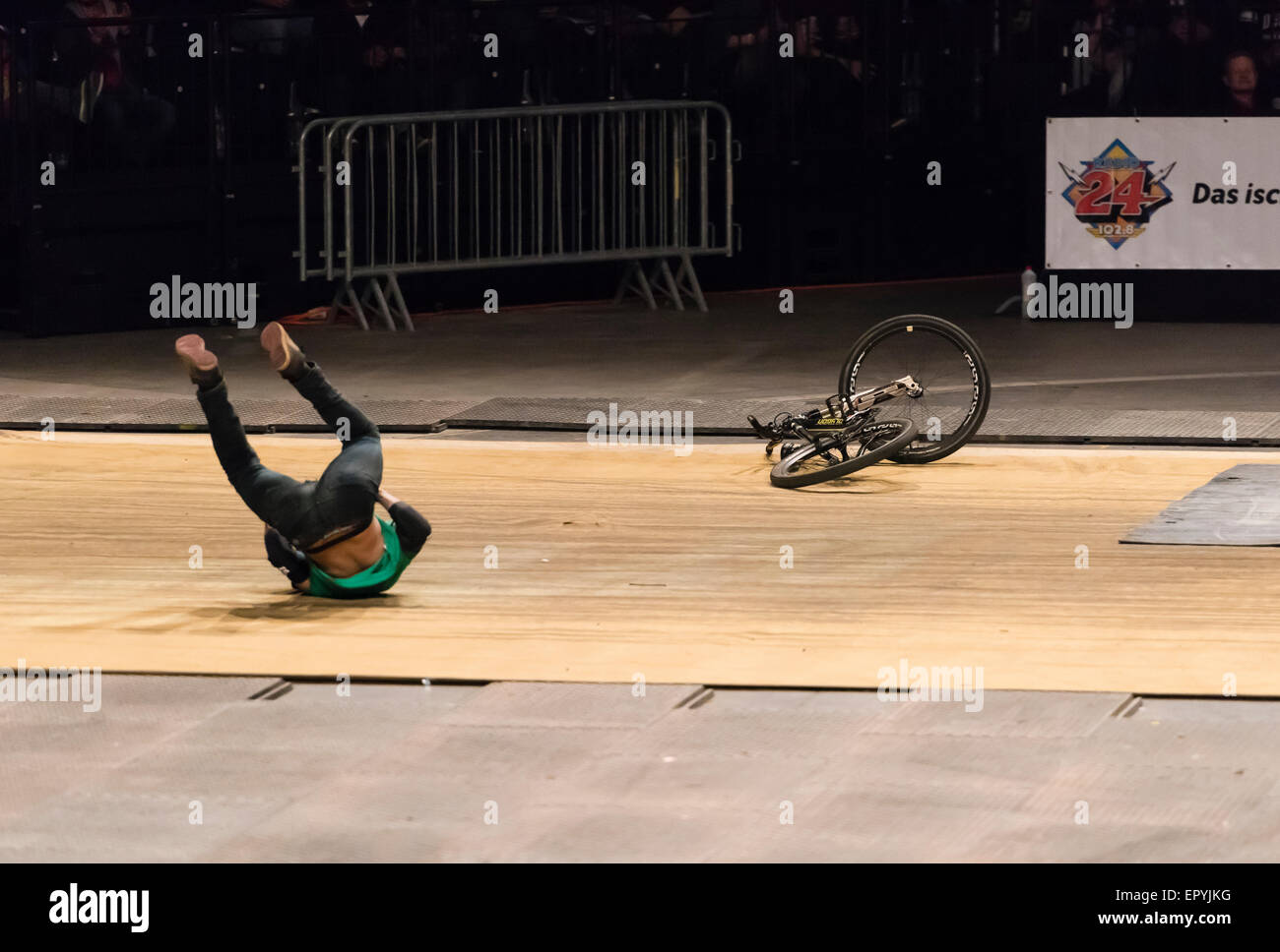 Zurigo, Svizzera. 22 Maggio, 2015. Bienvenido Aguado si blocca dopo il suo doppio frontflip al 'maestri di sporcizia' freestyle motocross mostra a Zurigo, ma non è stato ferito. Credito: Erik Tham/Alamy Live News Foto Stock
