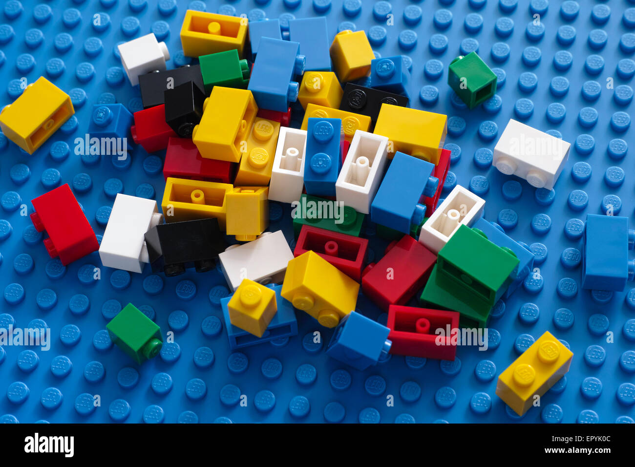 Tambov, Federazione Russa - Febbraio 20, 2015 Blocchi di LEGO sulla piastra di base blu. Studio shot. Foto Stock